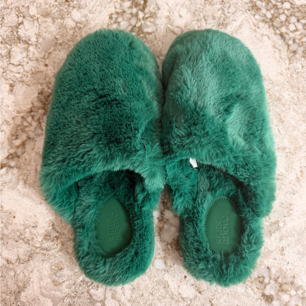 NWOT Kelly Green Furry Slippers Eagles